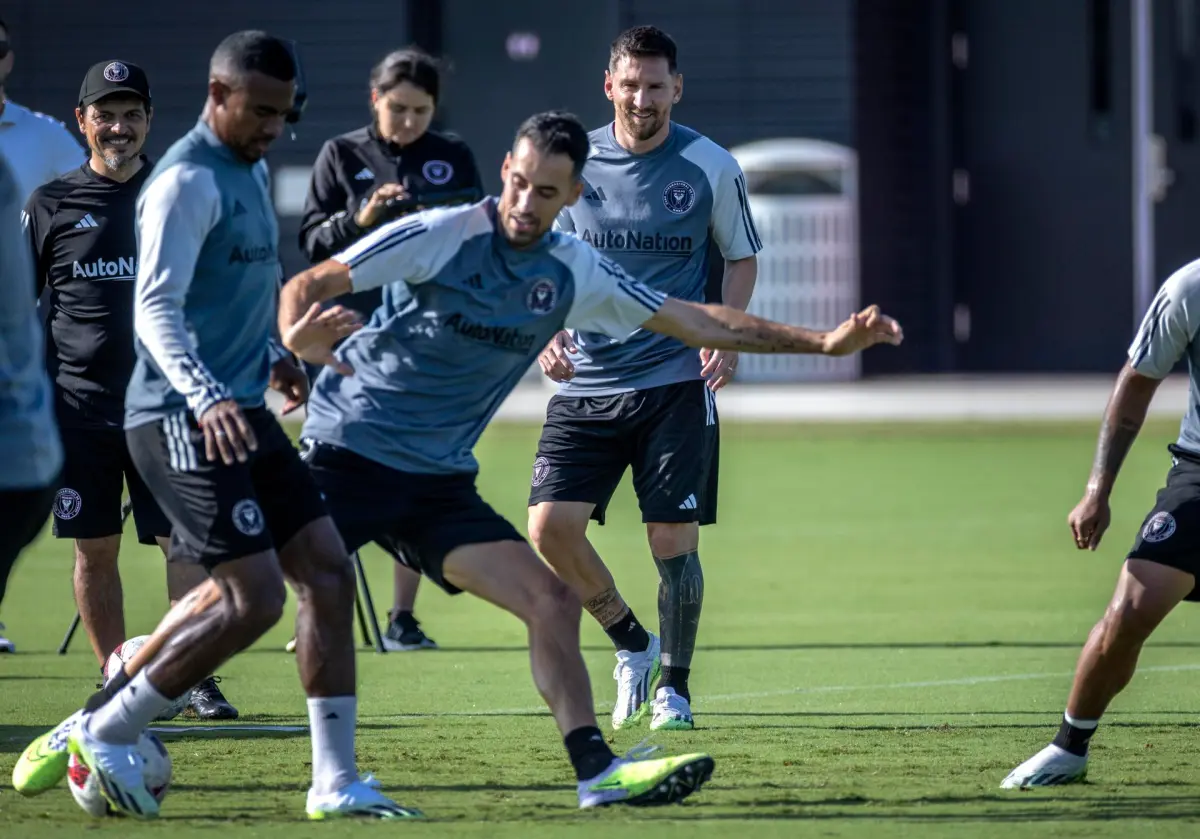 Messi y Busquets, sonrientes en el primer entrenamiento con el Inter Miami