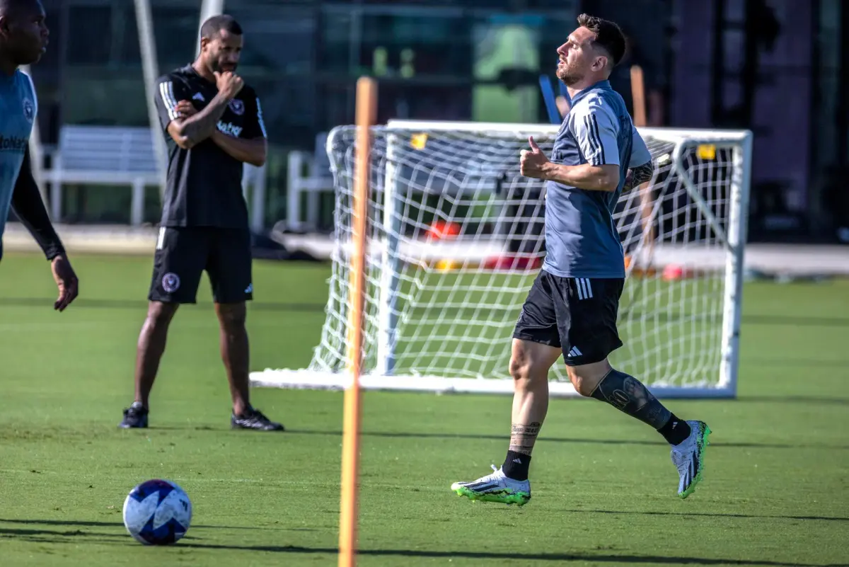 Messi y Busquets, sonrientes en el primer entrenamiento con el Inter Miami