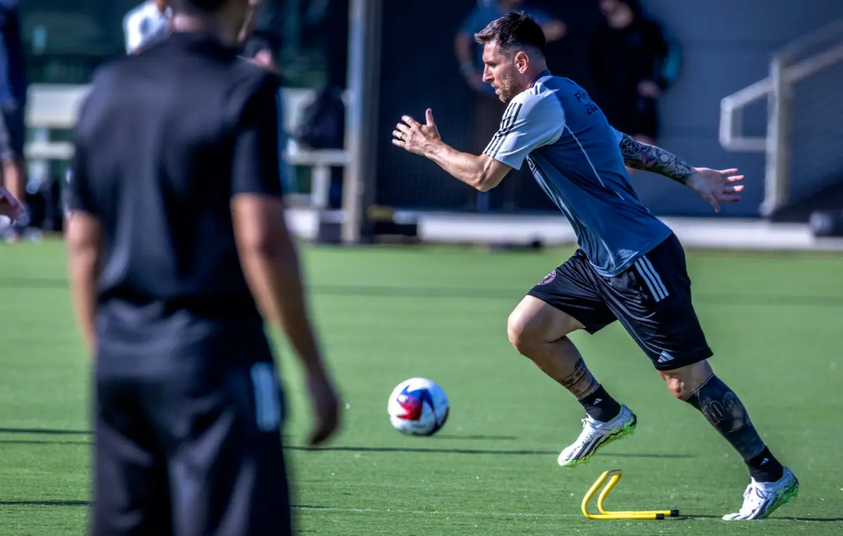 Messi y Busquets, sonrientes en el primer entrenamiento con el Inter Miami