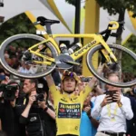 Vingegaard revalida en París la corona del Tour de Francia, Meeus gana el esprint