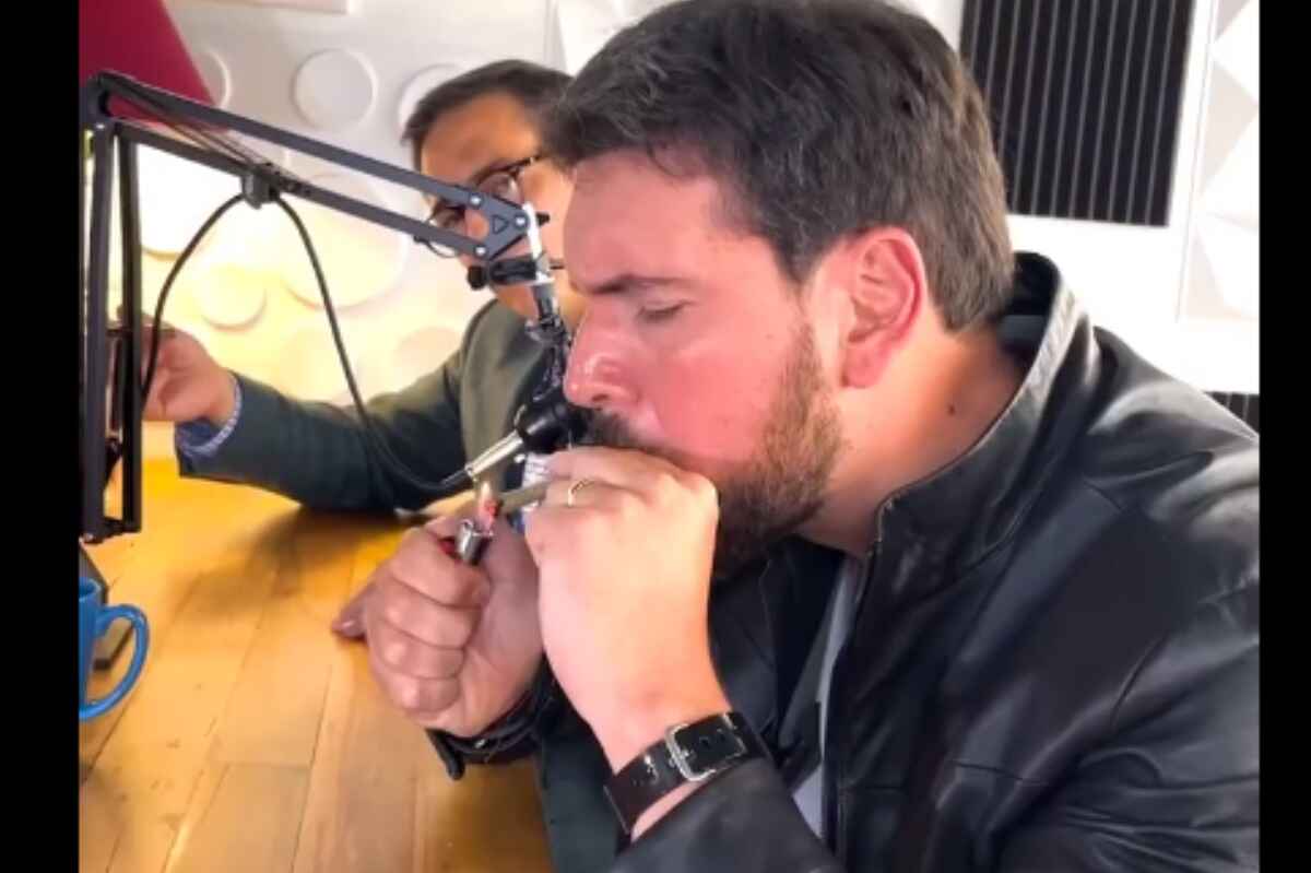 Jan Topic: Candidato presidencial ecuatoriano causa controversia al encender 'porro' de marihuana en un podcast