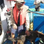 Barco de Atún Tuny Lleva de Vuelta a Casa a Náufrago australiano y a su Perrita luego de tres meses de deriva en alta mar