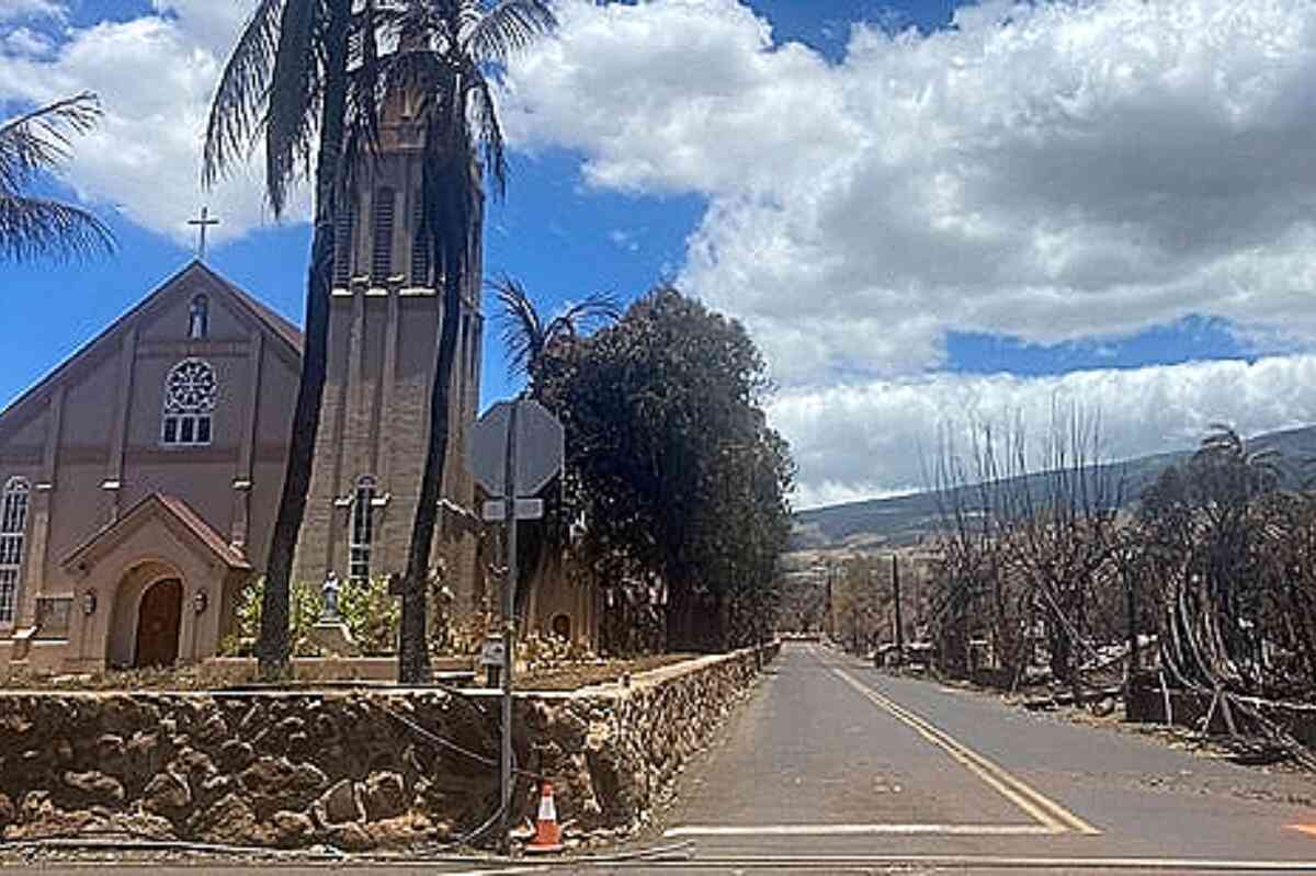 Iglesia católica Maria Lanakila resiste las llamas en Maui, en Hawai
