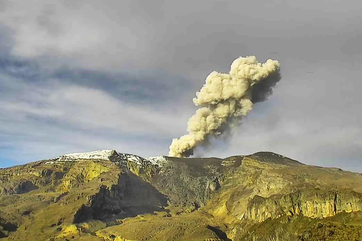 Registran notoria caída de ceniza del volcán Nevado del Ruiz en ciudad de Colombia