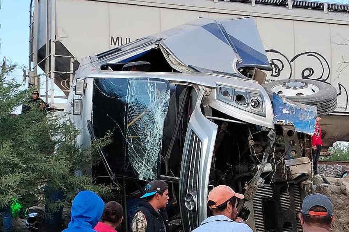 Cinco muertos y 11 heridos por choque entre tren y autobús en Querétaro-municipio el marques