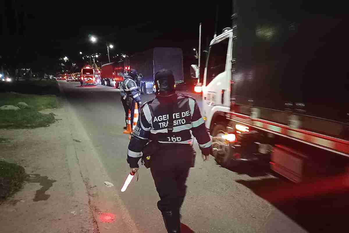 Vía al Llano: Derrumbes por sismos provocan trancón en salida de Bogotá hacia Villavicencio