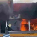 Queman vehículos y tiendas Oxxo en Michoacán: reportan balaceras y bloqueos
