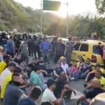 Taxistas bloquean las vías y se enfrentan al Esmad en medio del paro nacional