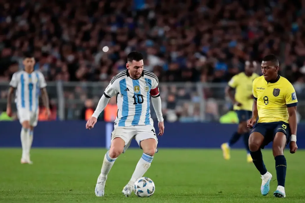 1-0. Messi; gol de tiro libre, récord en eliminatorias y triunfo en el debut ante Ecuador