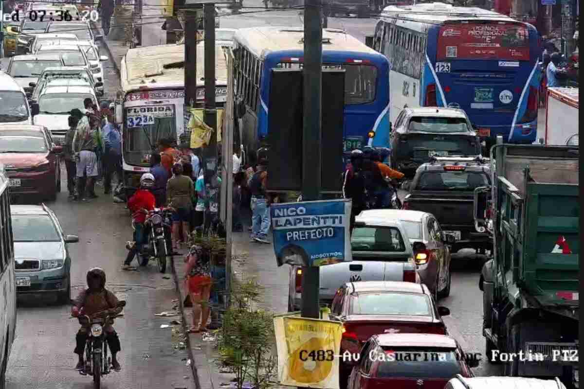 Mujer es aplastada por dos buses en Guayaquil: fatal accidente en la avenida Casuarina