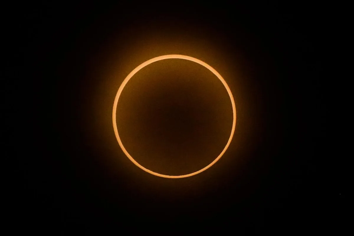 América miro al cielo para apreciar el eclipse solar anular