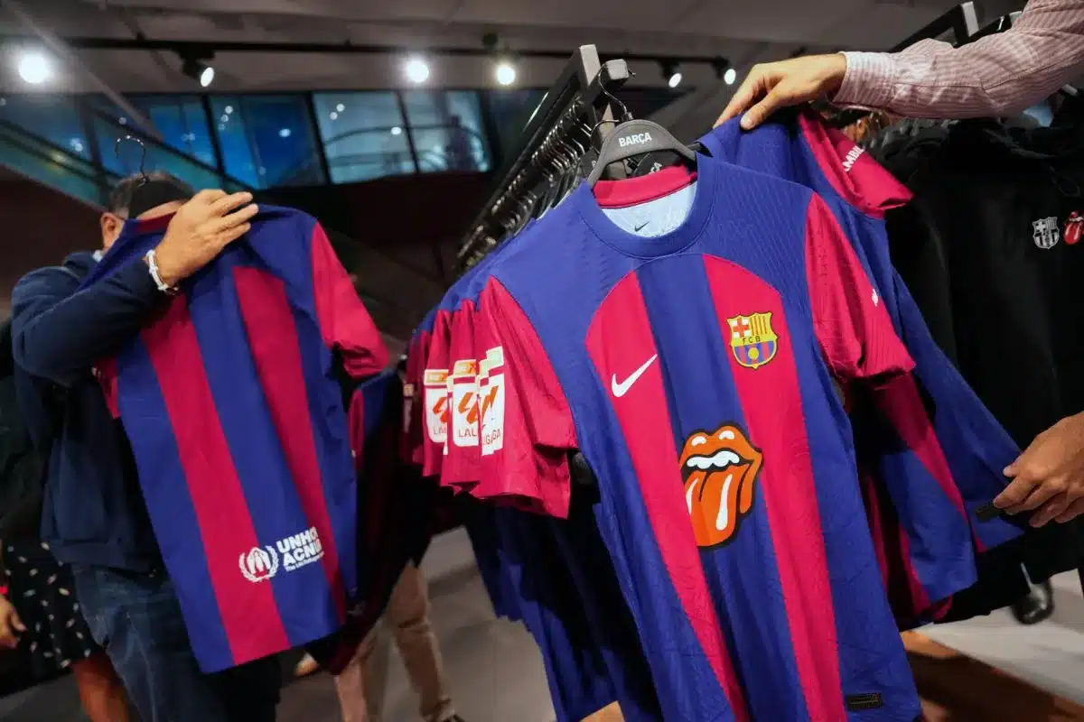El Barcelona espera a los Stones Mick Jagger y Ron Wood para presenciar el clásico-Nike