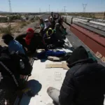 Miles de migrantes desafían los operativos en los trenes de México para llegar a EEUU