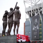 Old Trafford homenajea a Bobby Charlton