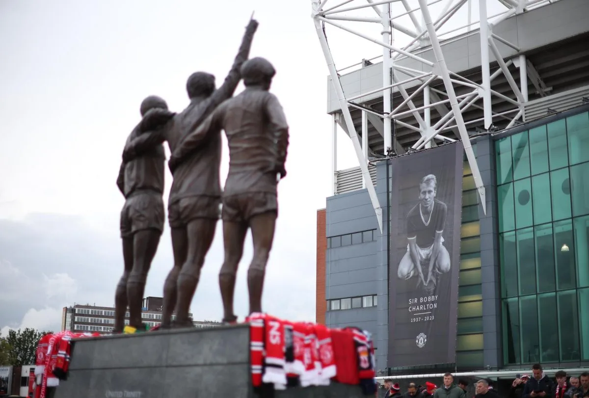 Old Trafford homenajea a Bobby Charlton