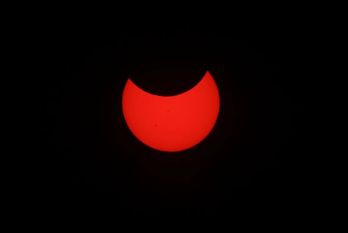 América miro al cielo para apreciar el eclipse solar anular