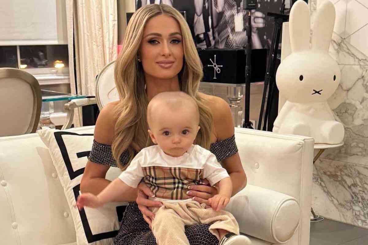Paris Hilton responde a los que critican la cabeza de su hijo: "Está perfectamente sano"