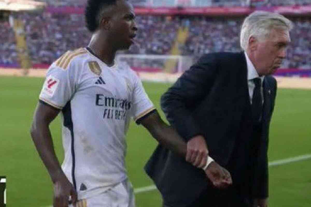 Ancelotti Tiene Que Intervenir Para Calmar A Vinicius Jr. Tras Su Gesto ...