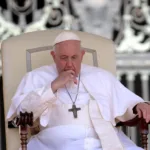 El papa Francisco dice que tiene una inflamación pulmonar y reza el Ángelus en su casa--sacerdotes