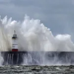 El riesgo de inundaciones continúa en Reino Unido por Ciarán, aunque se está debilitando