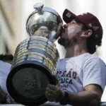 Fluminense se da un baño de masas en el centro de Río en su celebración oficial del título