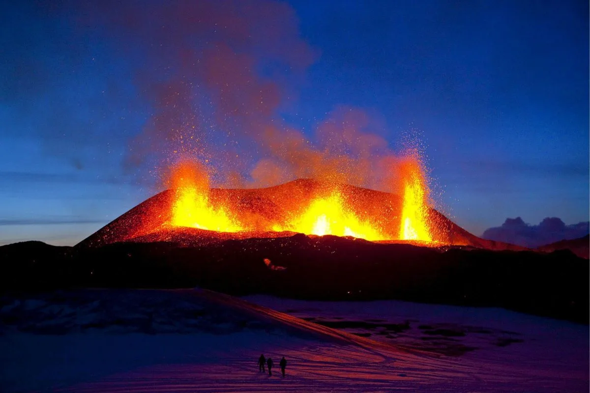 La probabilidad de erupción volcánica sigue elevada, con 700 nuevos terremotos en Islandia