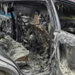 Desconocidos queman un vehículo con un hombre adentro frente a la cárcel Santiago 1-en la región metropolitana