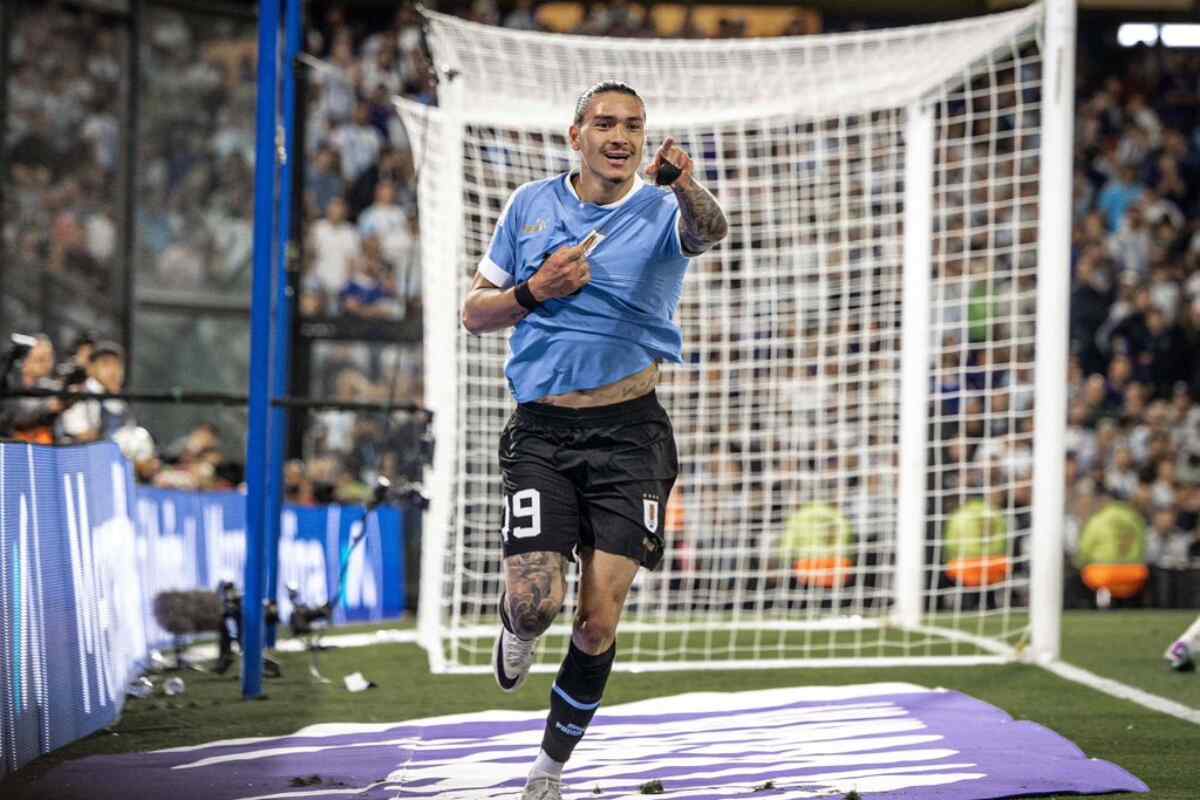 Uruguay sorprende a Argentina con dos goles de Araujo y Núñez y se lleva el clásico del Río de la Plata