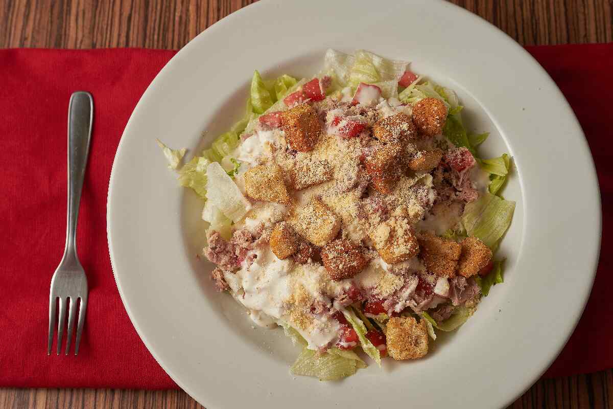 Aprende a hacer una ensalada César casera con esta receta fácil y rápida