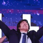 Milei anuncia el fin de la decadencia argentina en su primer discurso como presidente electo