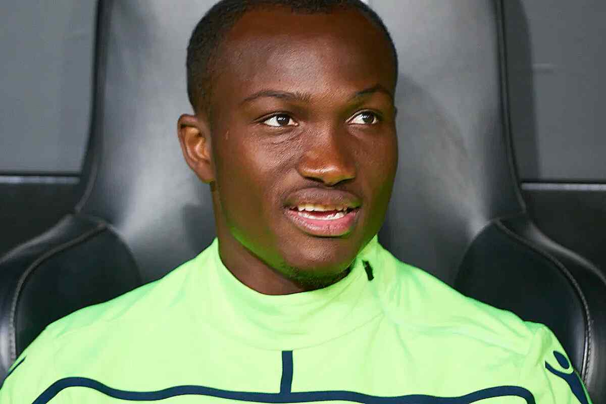 Raphael Dwamena, el futbolista ghanés que perdió la vida tras desvanecerse en el campo