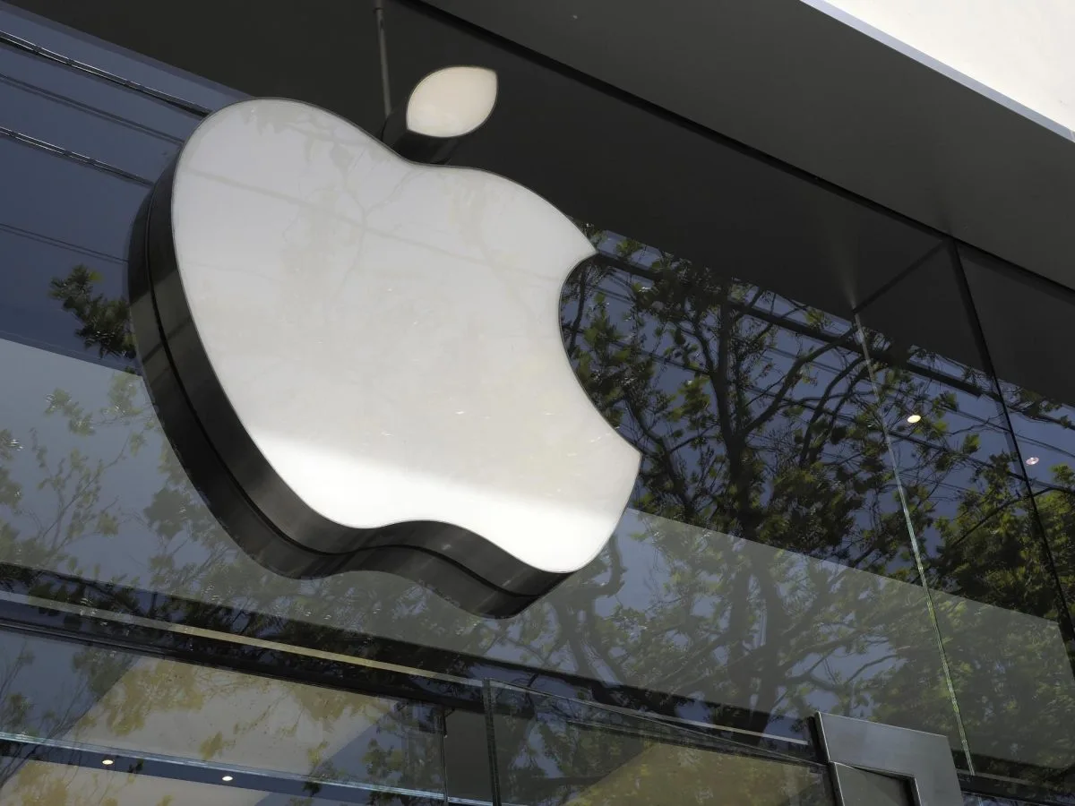 Apple planea trasladar a India la fabricación de millones de iPhones, según el WSJ