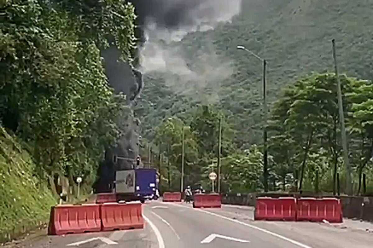 Vía al Llano: una tractomula con nafta se volcó e incendió en el túnel de Quebrada Blanca