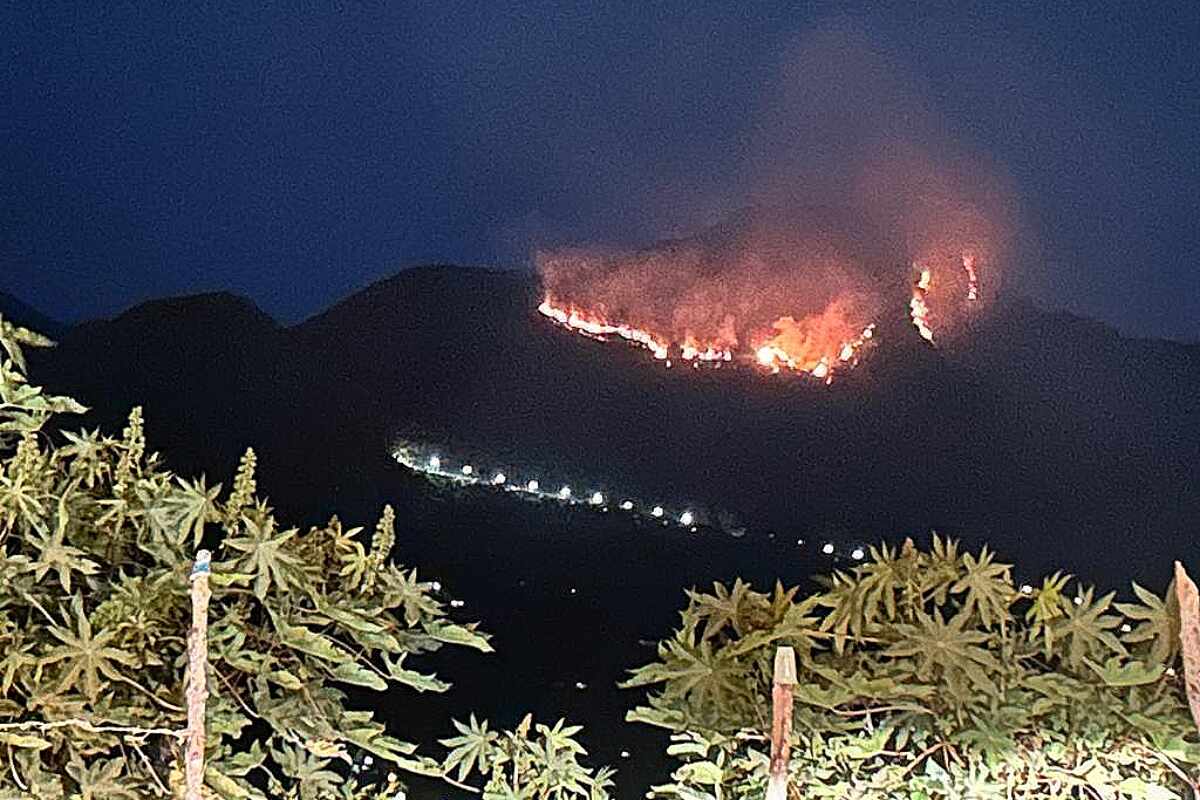 Incendio de difícil acceso amenaza viviendas y bosque en Copacabana, Antioquia