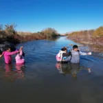 Agentes mexicanos rescatan a mujer y 4 hijos con hipotermia tras pasar horas en río Bravo