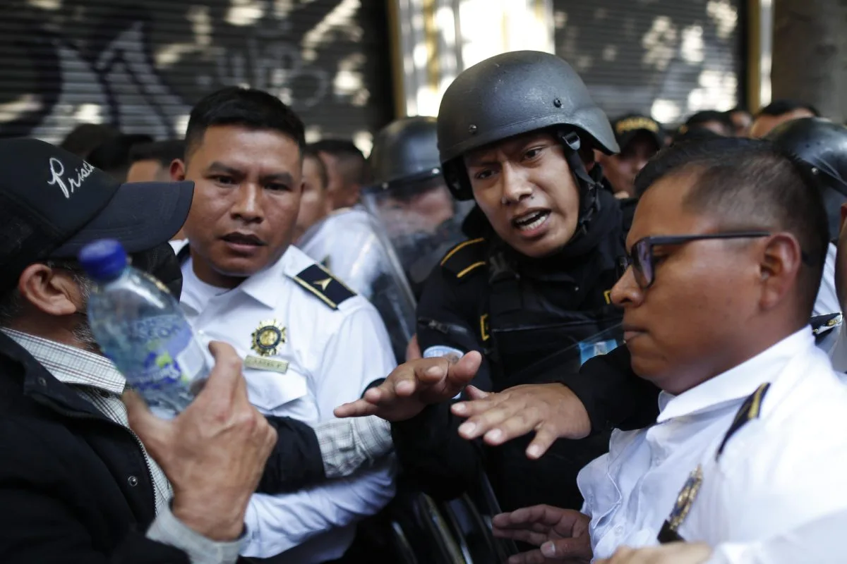 Manifestantes y la policía se enfrentan en las afueras del Congreso de Guatemala