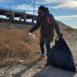 Tras un año de migración voluntarios recogen toneladas de basura en la frontera México-EE.UU.