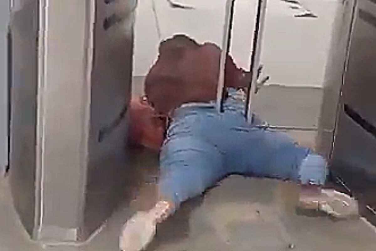 Mujer quedó atascada en torniquete de TransMilenio al intentar colarse por debajo