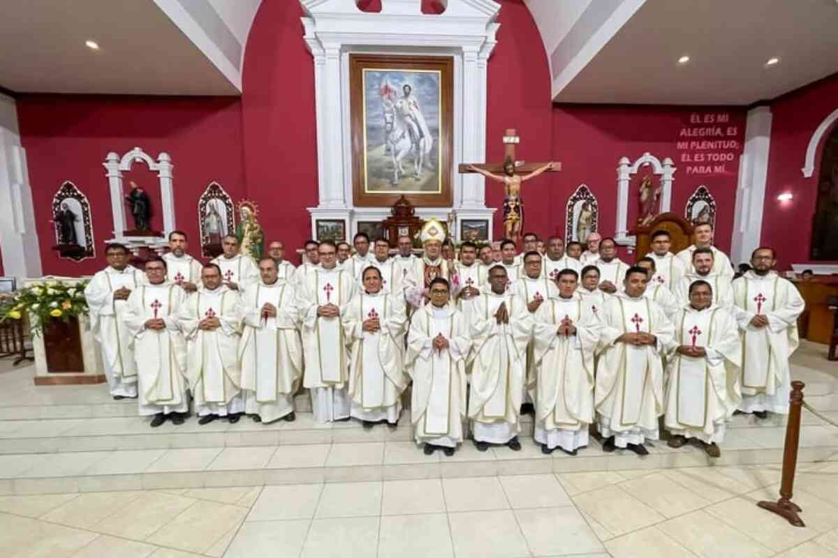 Rebelión en la Iglesia peruana: 51 sacerdotes solicitan al Papa que cancele la declaración sobre las bendiciones a parejas homosexuales