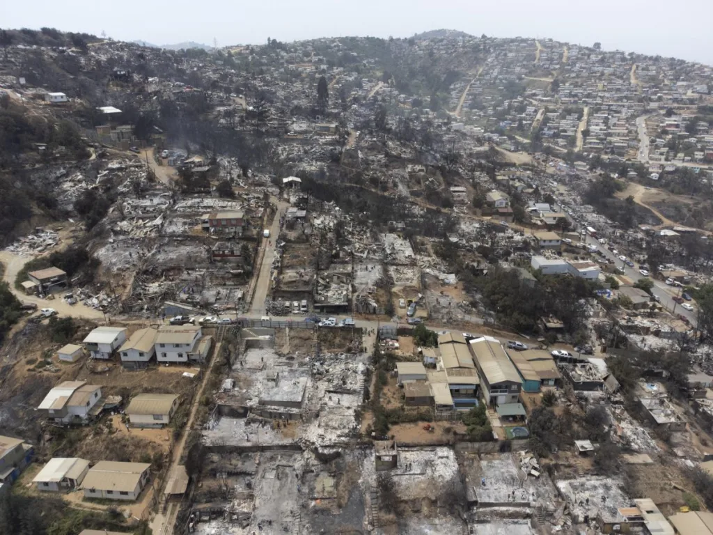 Aumentan a 134 los fallecidos en los devastadores incendios de Valparaíso