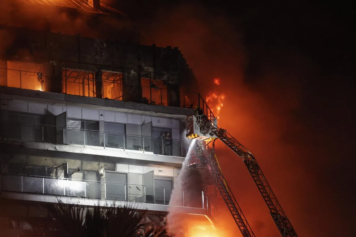 Cuatro muertos en el incendio de los edificios de Valencia, según Emergencias 1