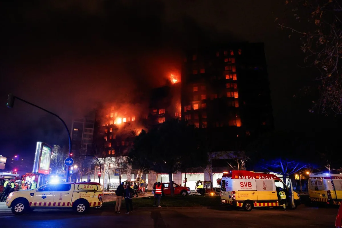 Cuatro muertos en el incendio de los edificios de Valencia, según Emergencias 1