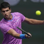 Alcaraz arrasa a Auger-Aliassime y vuela a los octavos de Indian Wells