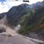 Brutal derrumbe de rocas deja dos camiones dañados y pista destruida en Huarochirí