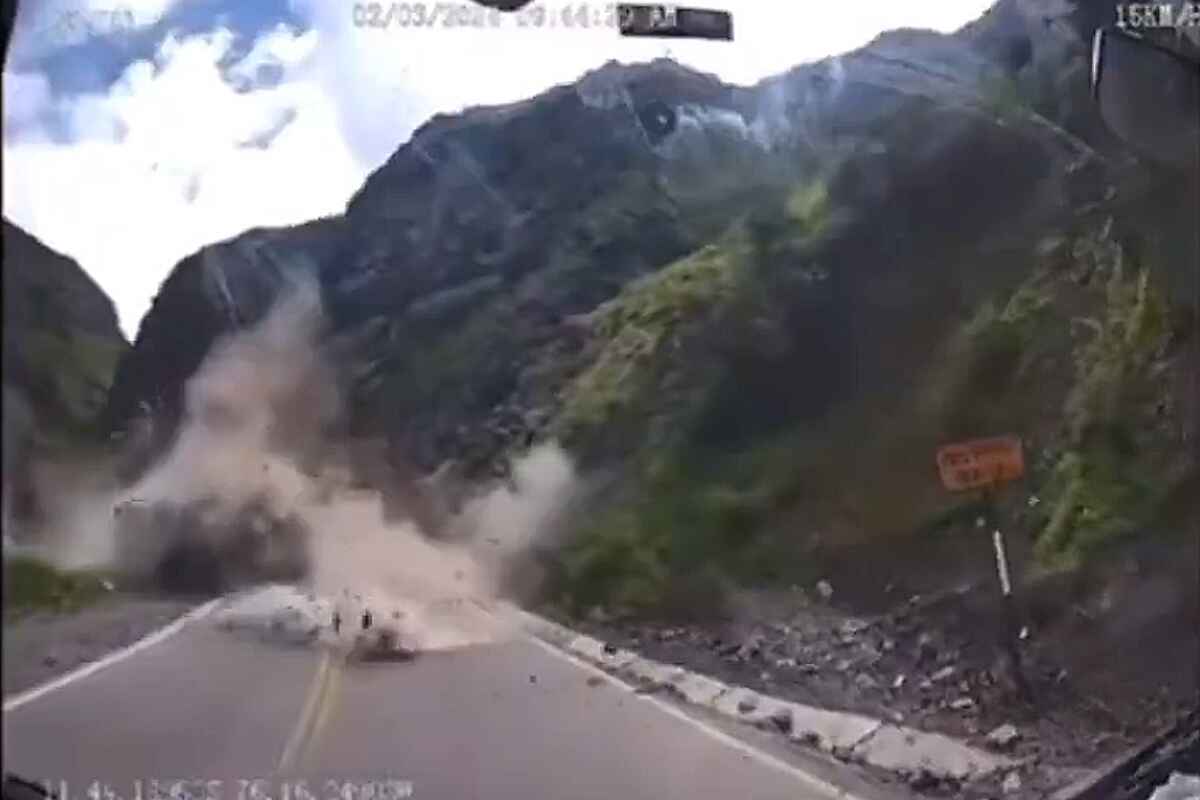 Brutal derrumbe de rocas deja dos camiones dañados y pista destruida en Huarochirí