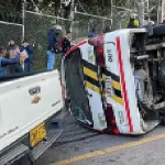 Ruta escolar se volcó en la Circunvalar tras chocar con camioneta del Ejército: 14 niños heridos
