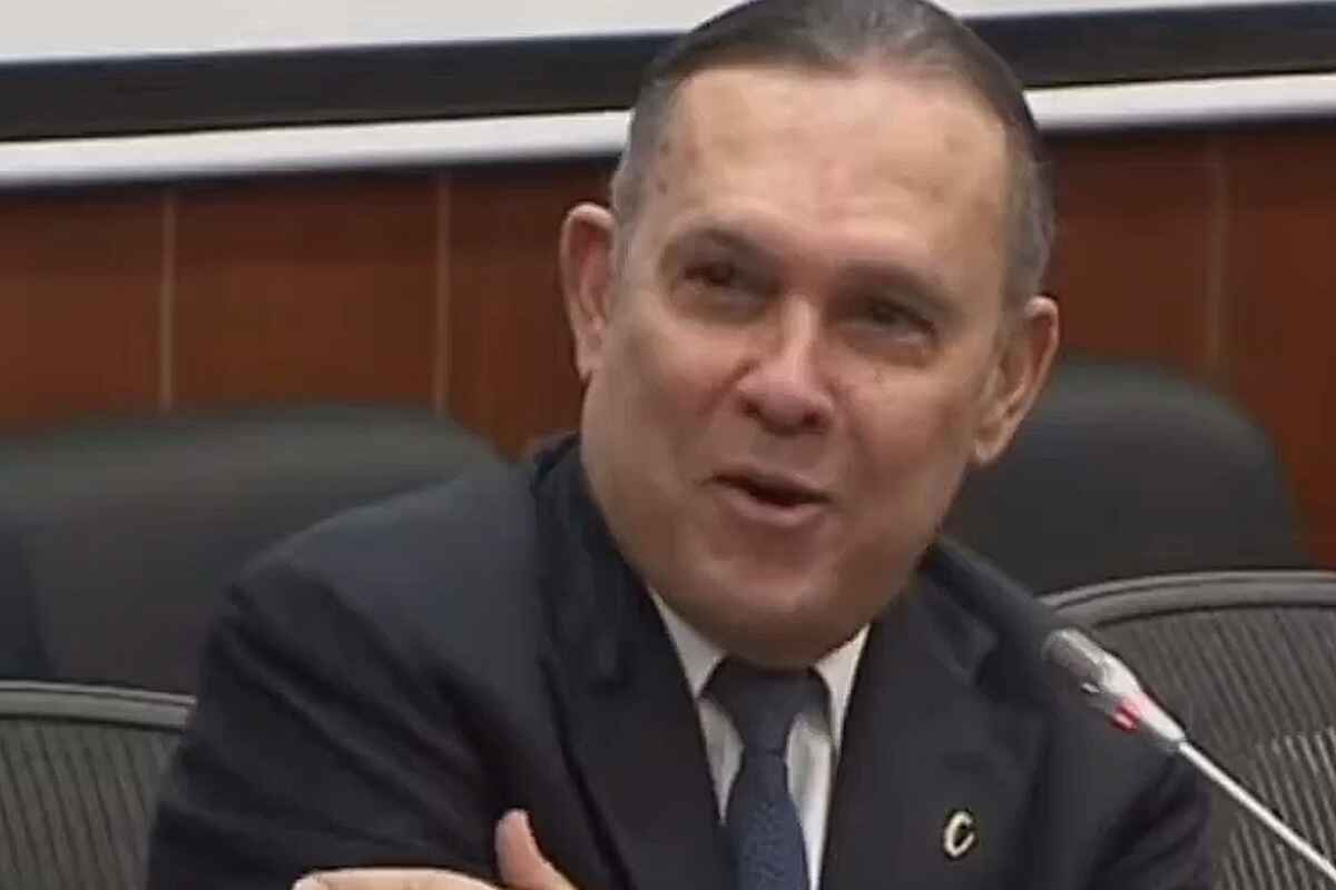 Senador Cepeda Denuncia 'Atropello' tras Inspección de Equipaje a su Hija en Aeropuerto