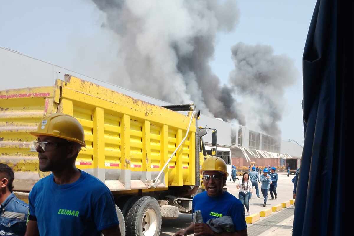 Incendio consume dos bodegas de Contecar tras brutal explosión en el puerto de Cartagena