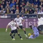 Escalofriante lesión de Diakhaby y gol anulado a Bellingham en el Valencia - Real Madrid