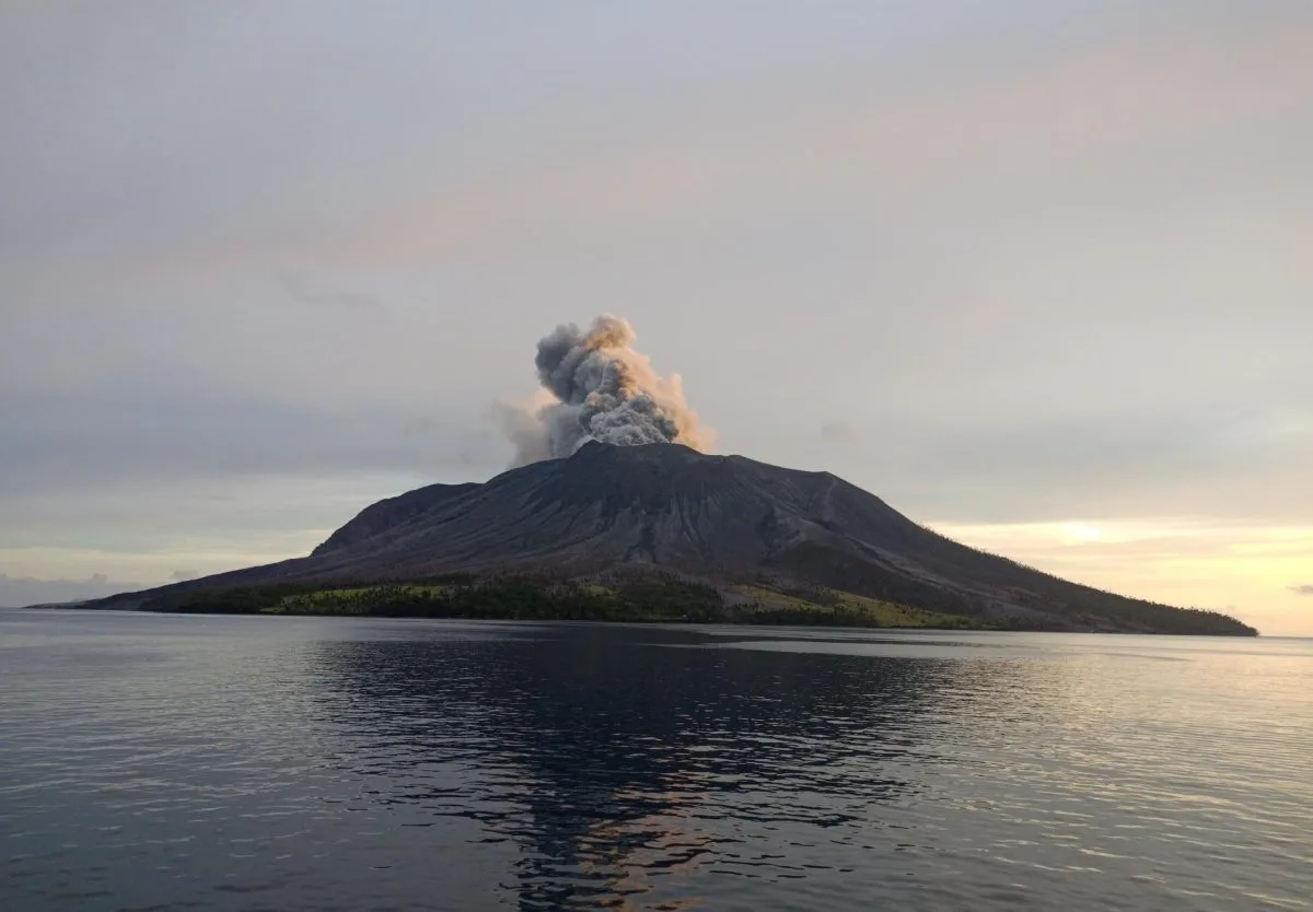 El volcán indonesio Ruang continúa en máxima alerta aunque sin nuevas erupciones mayores
